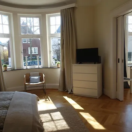 Mit 5 Schlafzimmer Villa *